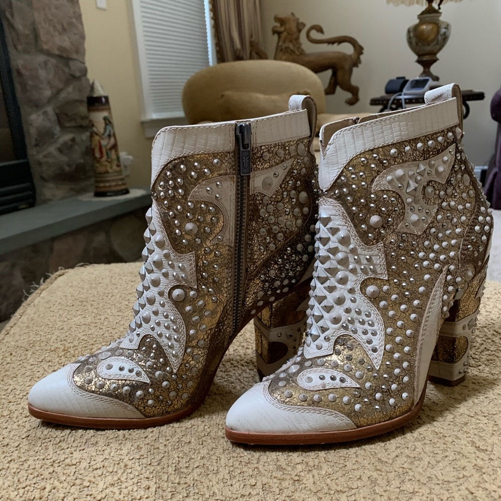 W Size 7.5M/FRYE REMY DECO BOOTIE/Color: Off White
